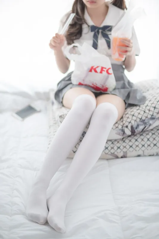 森萝财团 [R15-009] 床上JK白丝 [84P]插图